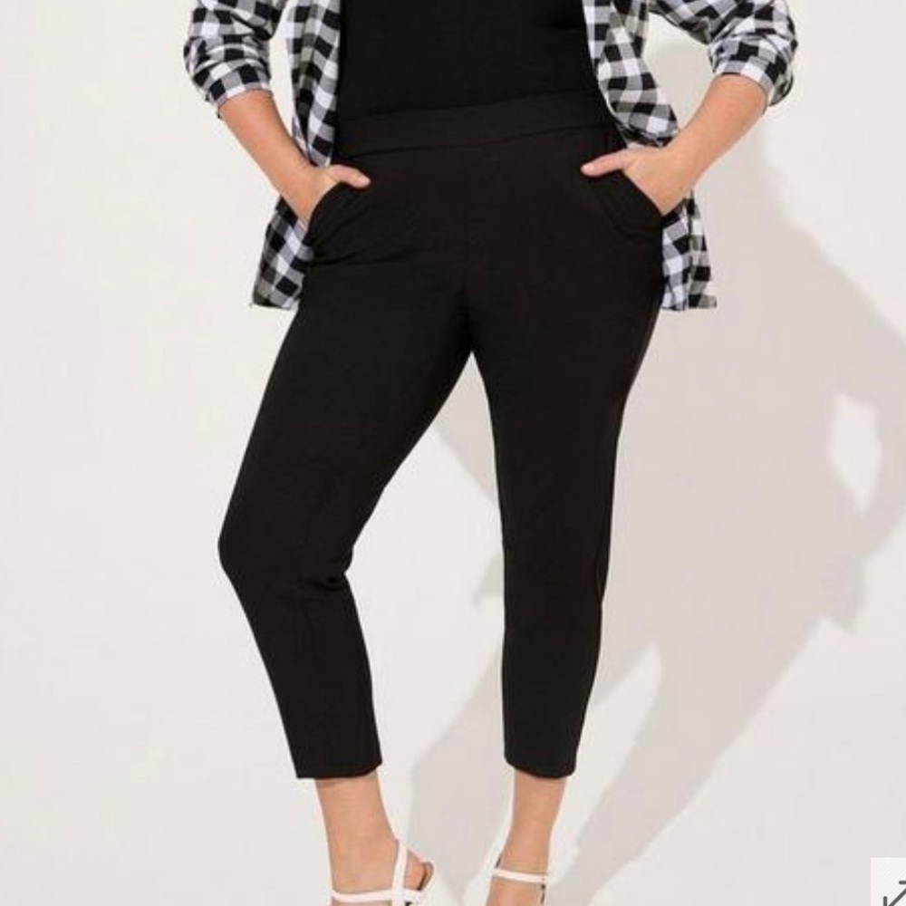 Torrid size 5x refined crepe pull-on black crop pant
